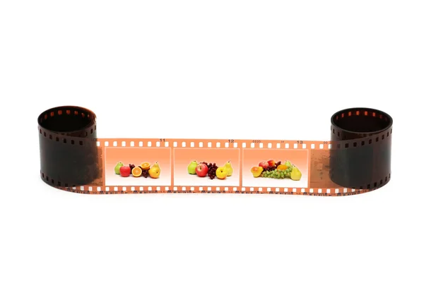 Rouleau de film avec des images de fruits sur blanc — Photo