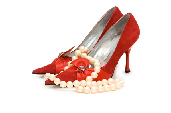 Червоне взуття і перлове намисто ізольовані на білому — стокове фото