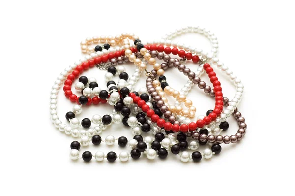 Verschiedene Perlenketten isoliert auf dem weißen — Stockfoto