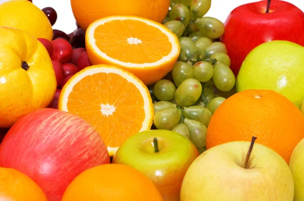 Diverse kleurrijke vruchten gerangschikt in de lade — Stockfoto