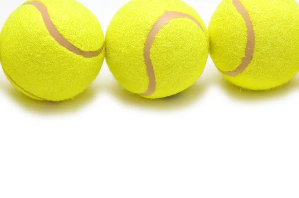 Três bolas de tênis isoladas no fundo branco — Fotografia de Stock