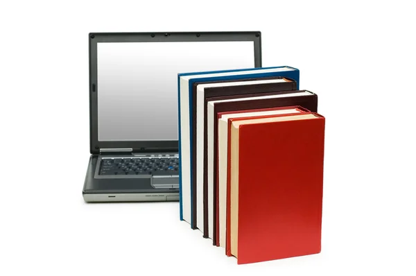 本やノート パソコン、白で隔離されます。 — ストック写真