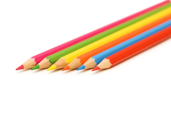ดินสอสีแยกกันบนพื้นหลังสีขาว — ภาพถ่ายสต็อก