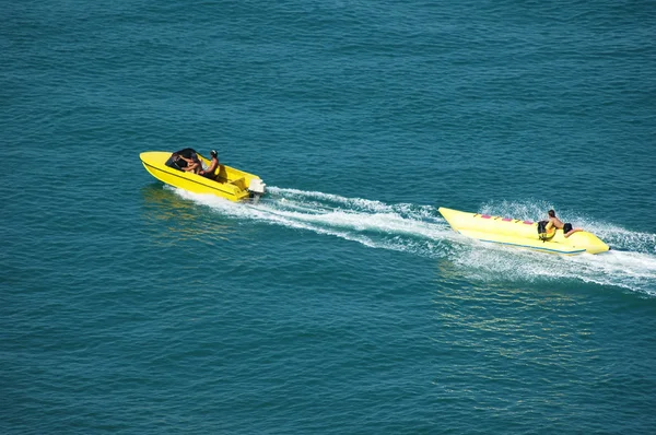 Barco a motor a fazer uma curva no mar — Fotografia de Stock