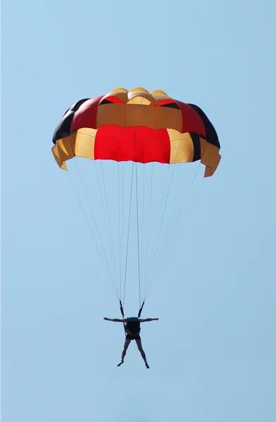 Paracaídas multicolor sobre el cielo azul —  Fotos de Stock