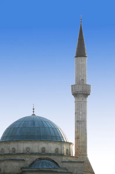 Минарет и купол мечети ранним утром — стоковое фото