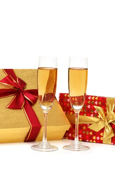 Coffrets cadeaux et champagne isolés sur le blanc — Photo