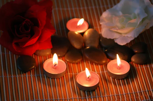 Aromatische kaarsen en kiezelstenen voor spa sessie — Stockfoto