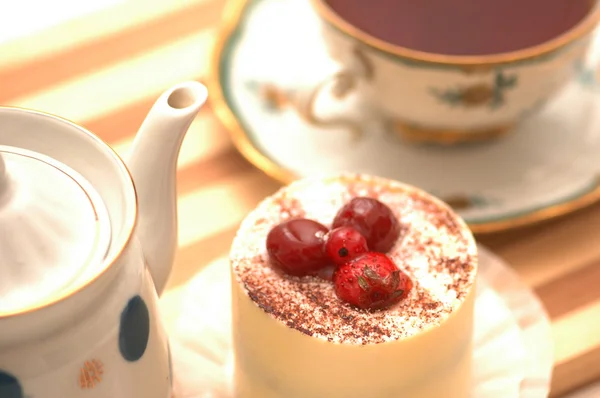 Cake, taart en thee pot op de lade — Stockfoto