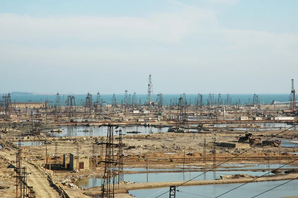 Derricas de petróleo abandonadas perto de Baku, Azerbaijão — Fotografia de Stock