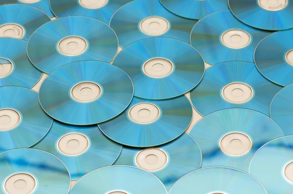 Muitos cd 's dispostos na superfície plana — Fotografia de Stock
