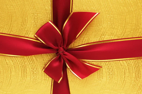 Cierre de la caja de regalo con cinta roja — Foto de Stock