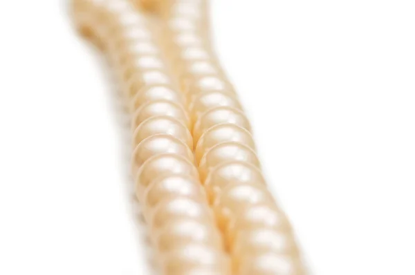 Pärlhalsband på vit - kort skärpedjup — Stockfoto