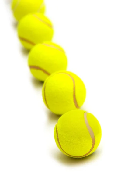 Теннисные мячи изолированы на белом фоне — стоковое фото
