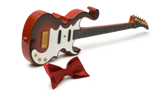 Guitarra e laço gravata isolada no branco — Fotografia de Stock