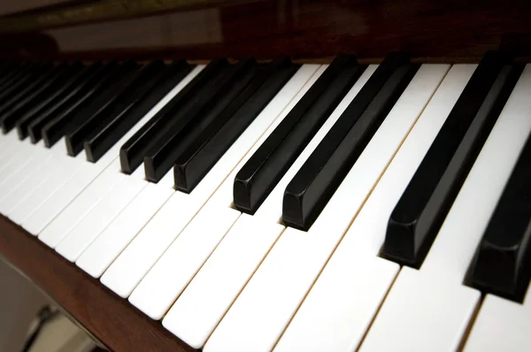 Witte en zwarte piano toetsen in perspectief — Stockfoto