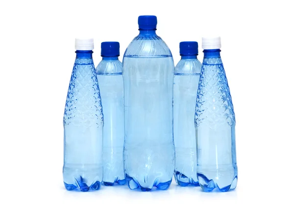 Wiersz butelki wody na białym tle — Zdjęcie stockowe