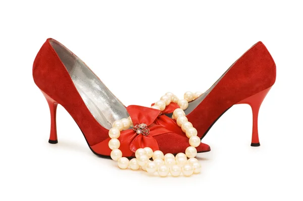 赤い靴と白で隔離される真珠のネックレス — ストック写真