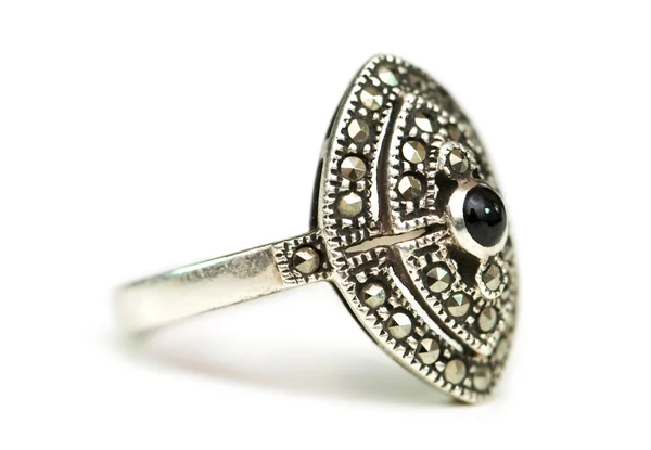 Серебряное кольцо на белом фоне — стоковое фото
