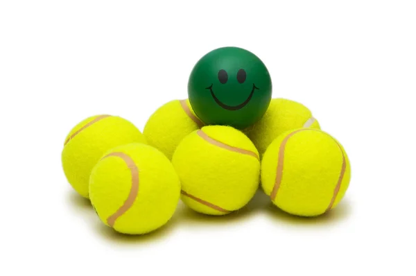 Tenis topları ve üzerinde beyaz izole smilie — Stok fotoğraf