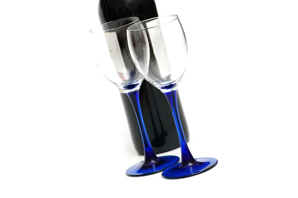 葡萄酒瓶和孤立的两个空杯子 — 图库照片