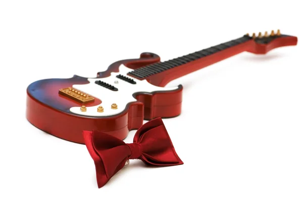 Παπιγιόν και την κιθάρα που απομονώνονται σε λευκό — Φωτογραφία Αρχείου