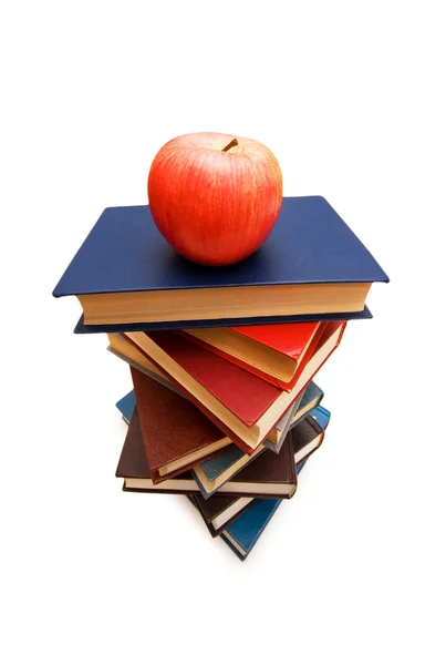 Красное яблоко на стопке книг — стоковое фото