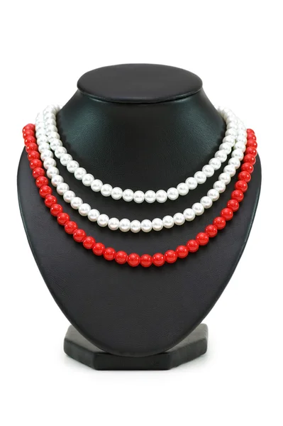 真珠のネックレス、白い背景で隔離 — ストック写真