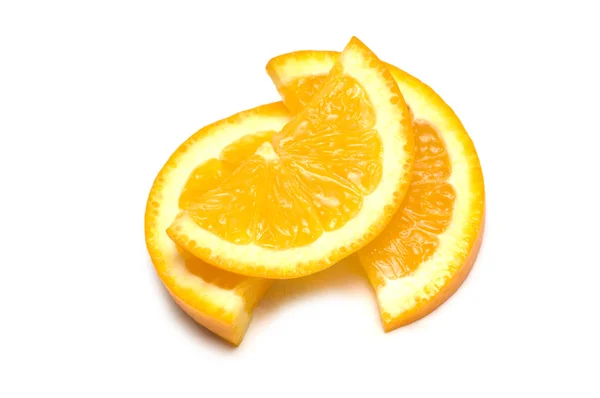 3 つのオレンジ スライス、白で隔離されます。 — ストック写真