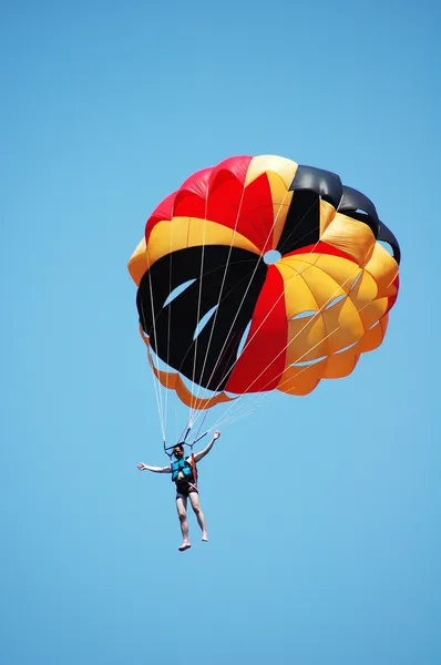 Paraquedas multicoloridos sobre o céu azul — Fotografia de Stock