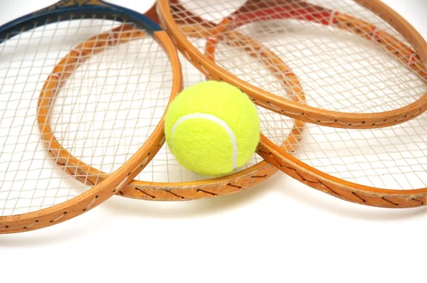 Tennisschläger und Ball isoliert auf weiß — Stockfoto