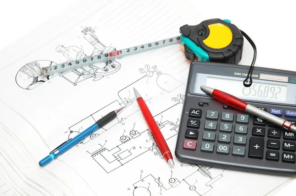 Desenhos de design, calculadora, canetas e fita métrica — Fotografia de Stock