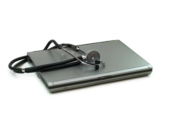Стетоскоп и ноутбук, иллюстрирующие концепцию цифровой безопасности — стоковое фото