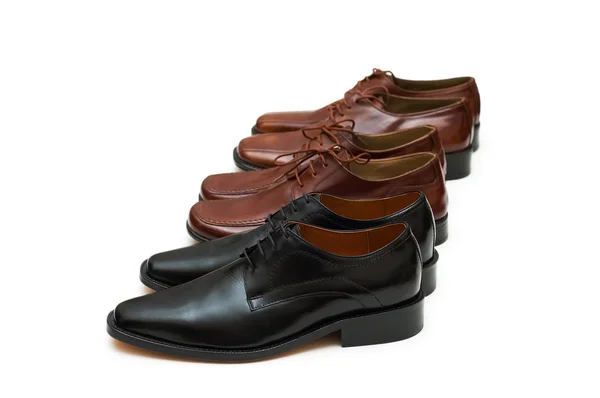 Fila de zapatos masculinos aislados en el blanco — Foto de Stock