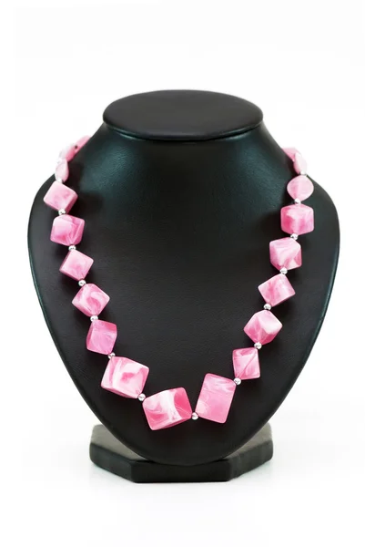 Számos rózsaszín kövekkel elszigetelt fehér nyaklánc — Stock Fotó