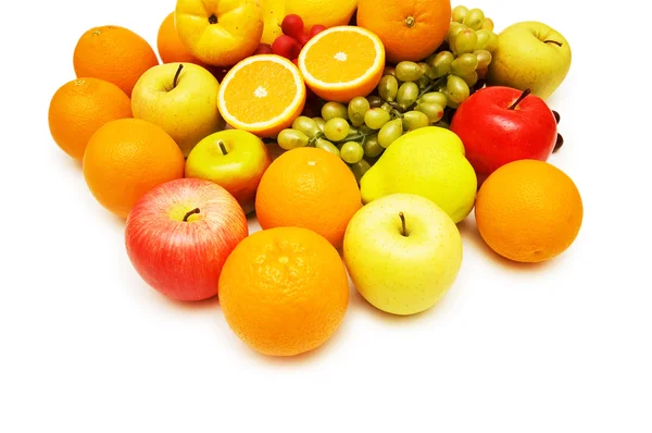 Різні фрукти ізольовані на білому тлі — стокове фото