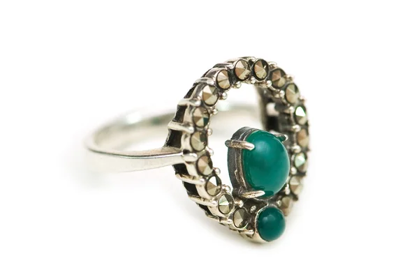Серебряное кольцо с зеленым камнем — стоковое фото