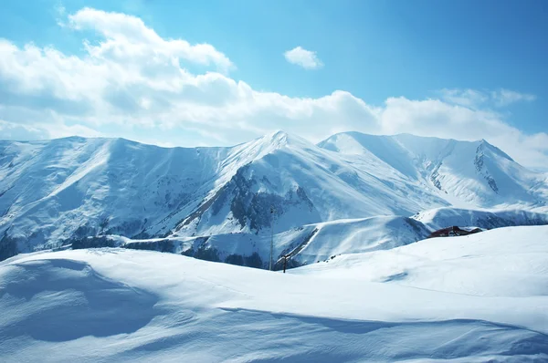 Montagne sotto la neve in una giornata invernale — Foto Stock