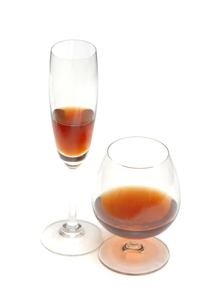 Два бокала красного вина, изолированных на белом — стоковое фото