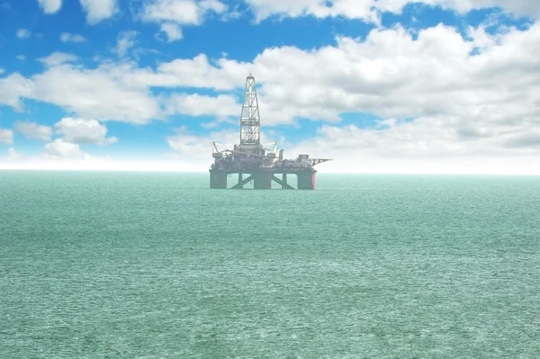 Olie platform offshore Bakoe aan heldere bewolkte dag — Stockfoto