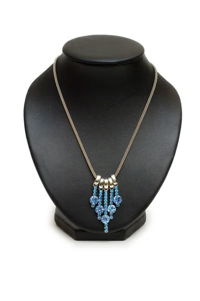 Ожерелье с голубыми камнями изолированы на белом — стоковое фото