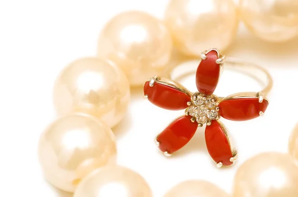 Piros gyűrű és a gyöngy elszigetelt fehér background — Stock Fotó