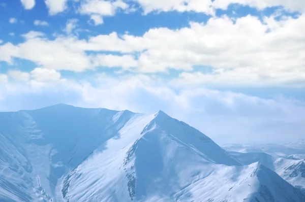 Високі гори під снігом взимку — стокове фото