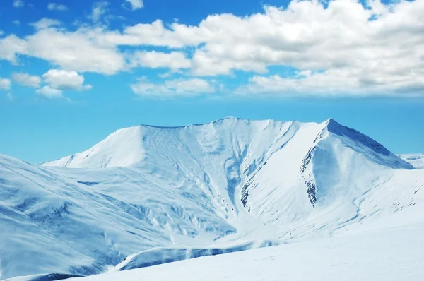 Gunung tinggi di bawah salju di musim dingin — Stok Foto