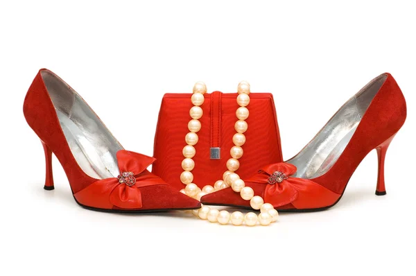 Sapatos vermelhos, bolsa e colar de pérolas isolados — Fotografia de Stock