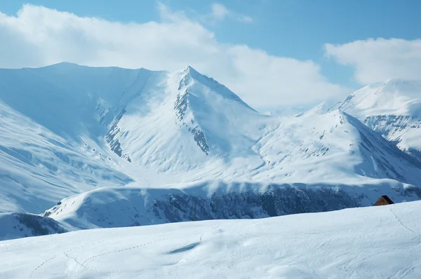 Bir kış günü kar altında dağlar — Stok fotoğraf