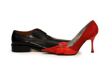 üzerinde beyaz izole kırmızı ve siyah ayakkabı