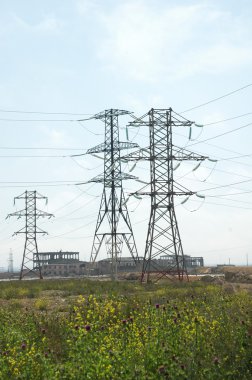 líneas de energía alto durante el día de verano brillante