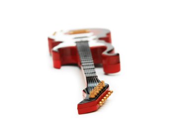 Rock gitar ile sığ dof üzerinde beyaz izole