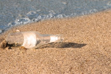 şişe kum plajı üzerinde mesaj ile